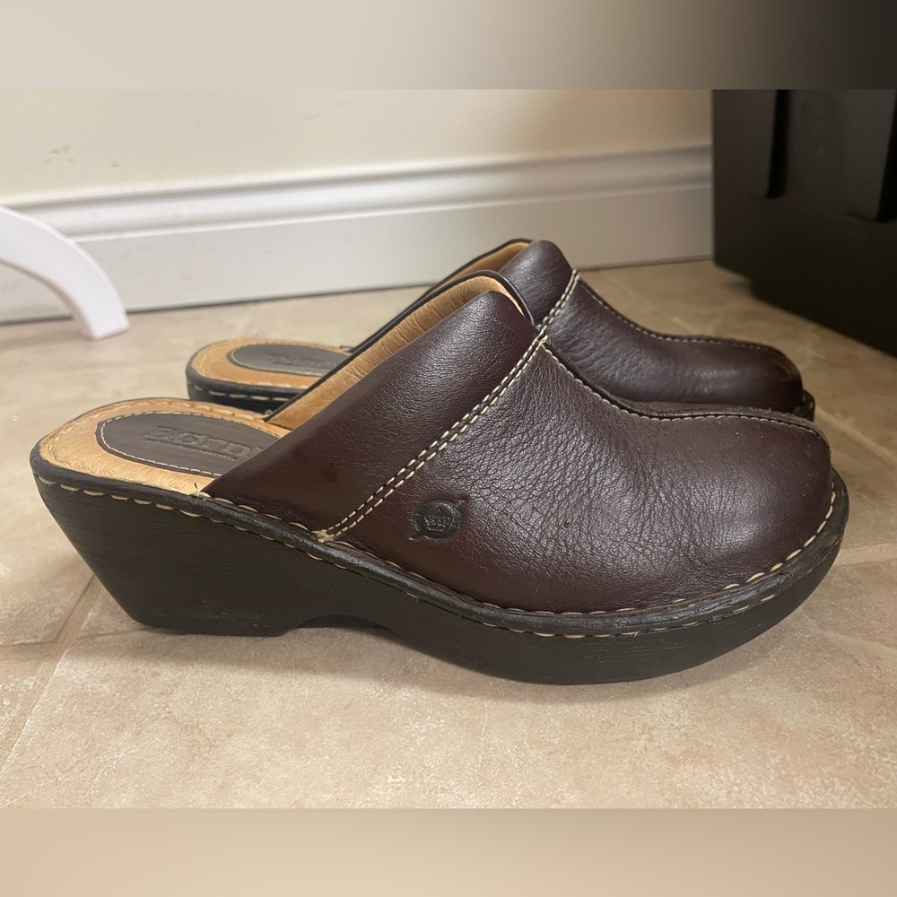Classic Born leather slip on clogs!